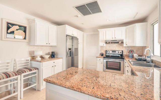 Relax at This Majestic Beachfront Apt at Aquamarina