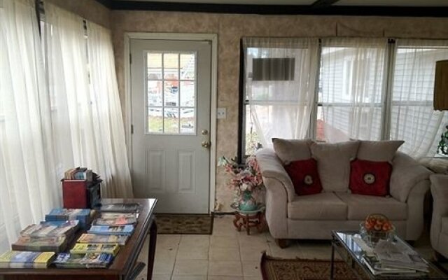 The Crest Inn Suites and Cottages