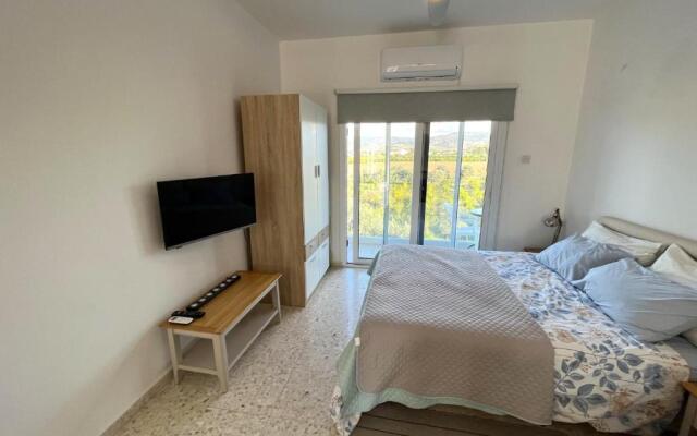 White House studio with sea view and parking