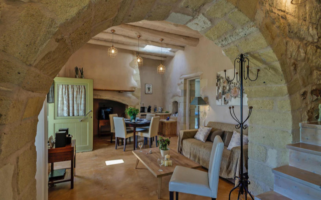 Holiday House, Castellos