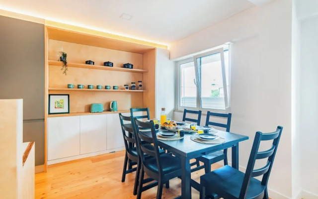 Oeiras Spacious and Coastal Flat