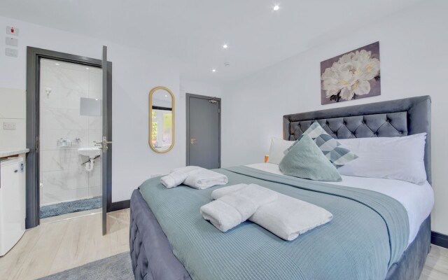Serviced Ensuite Studio in Feltham London Heathrow