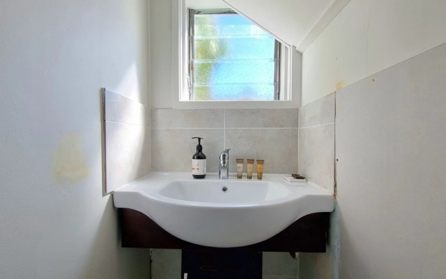 Lovely 2- Bedroom Unit with Free Parking