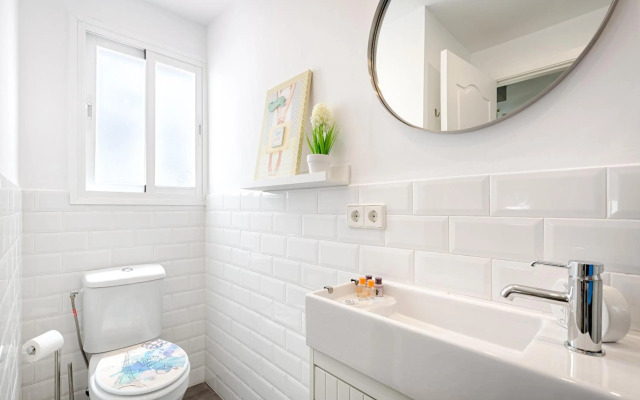 Beachside cosy apartment with pool