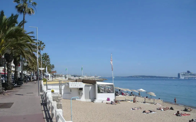 Vacation apartment with large private terrace and community pool, Cannes - Apartment in Cannes - Photo 2