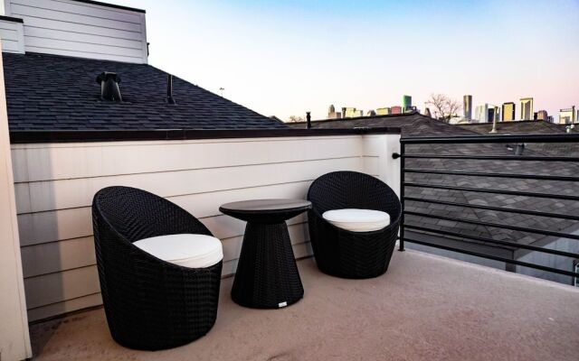 Luxury 3BD Rooftop Home in Dwtwn HTX.