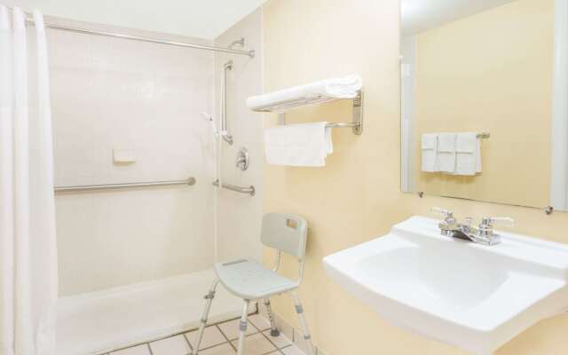 Days Inn by Wyndham Staunton