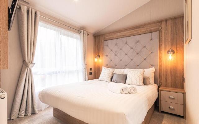 Lakeside Retreat Lodge With Hot Tub