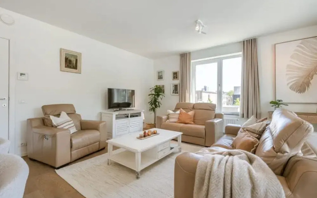 A Luminous Apartment Near the Marina