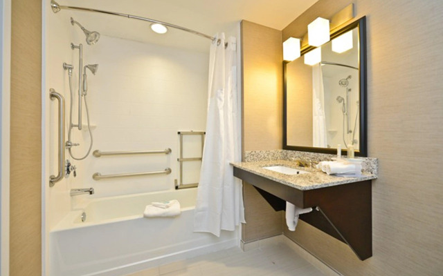 Holiday Inn Express & Suites Utica by IHG