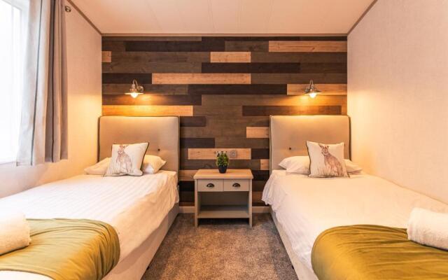 Hemingway Lodge with Hot Tub