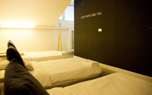 Two Gals And The Pig Boutique Hostel