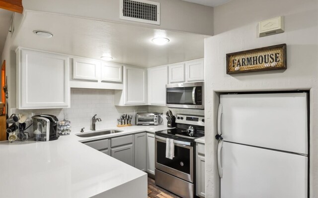 Cozy Hilltop Retreat