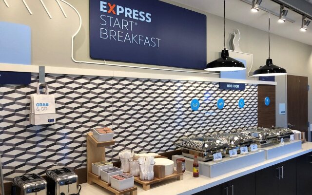 Holiday Inn Express & Suites Springfield North by IHG