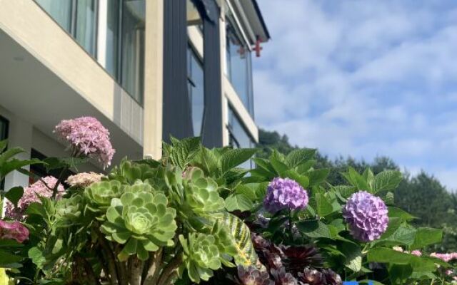 Huaxu Yimeng B&B (Zhangjiajie National Forest Park Branch)