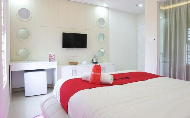 RedDoorz Premium @ Nguyen Oanh Street