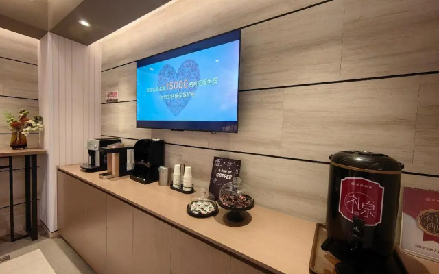 Home Inn Plus Shanghai Chifeng Road Metro Station