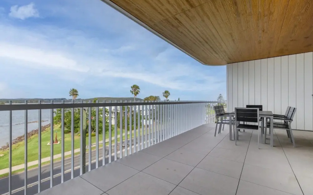 Elegantly Spacious 3-bed Unit Overlooking the Bay