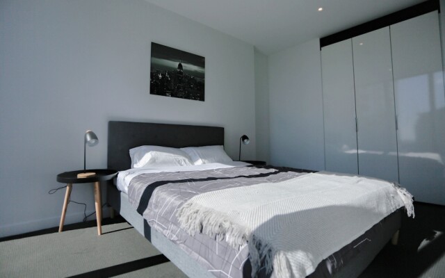 Stunning Newly Furnished 2 Bedrooms Apartment