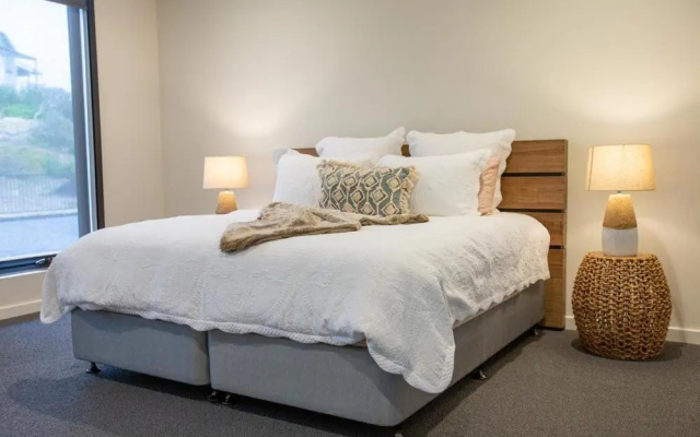 Johnnies – Guest Rooms – Robe