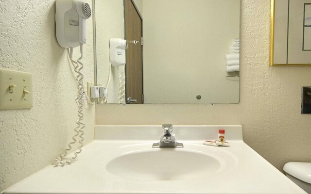 Travelodge by Wyndham Hudsonville