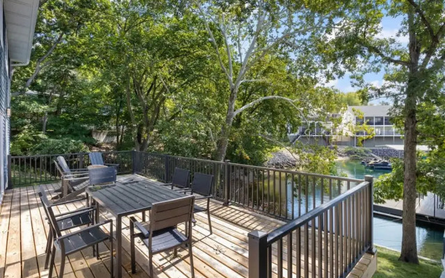 Luxury Waterfront Lakehouse With Private Dock Views