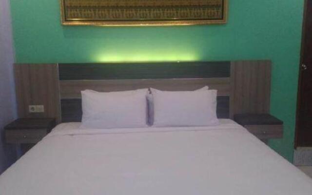 Queen Guest House by RedDoorz