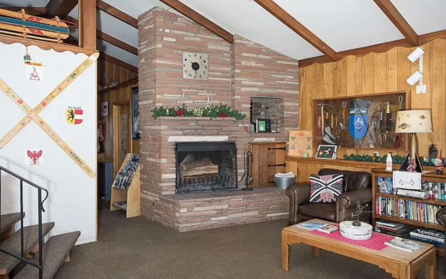 Yodeler Motel