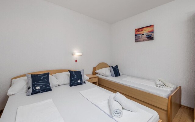 Nice Apartment in Lopar With 1 Bedrooms and Wifi