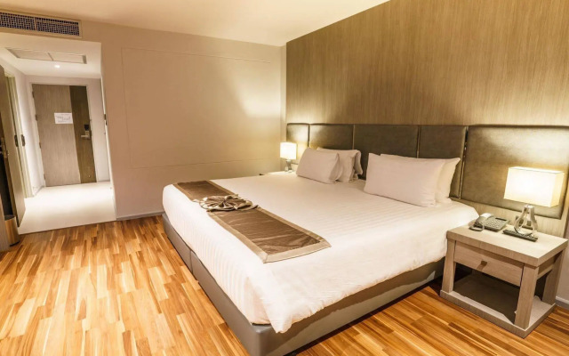 New Season Square Hotel