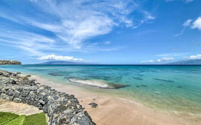 Beachfront Condo: Sunset Views & Pool Access!