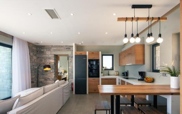 Seafront elegant villa, with infinity pool & devine views!