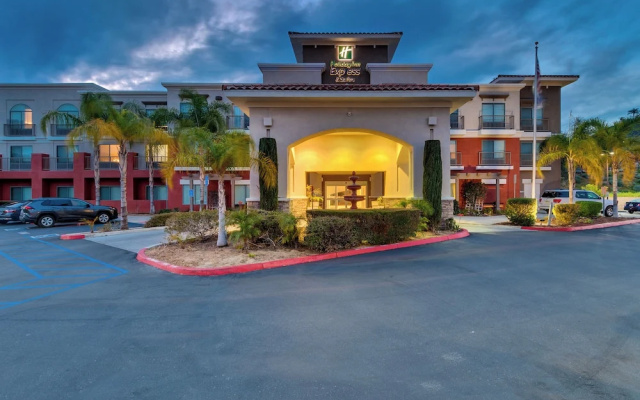 Holiday Inn Express Hotel & Suites Lake Elsinore