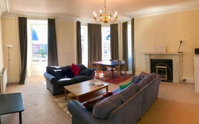 Fabulous 6 Bedroom Edinburgh Apartment
