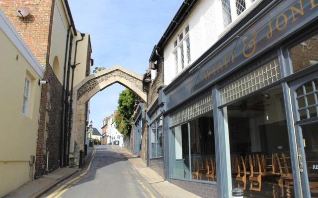 Sea Glimpses with free parking and garden