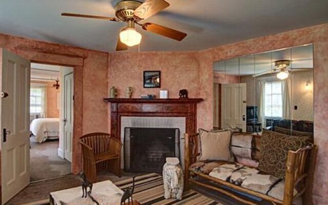 Village Latch Inn Hotel