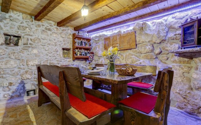 Rustic Stone House Bajeli with Jacuzzi