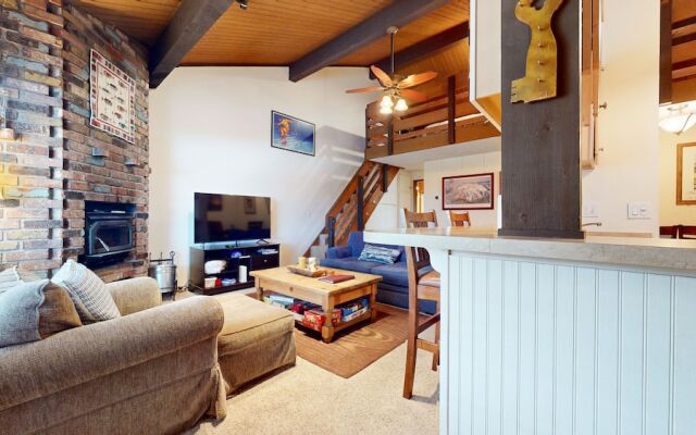 Sierra Manors 75 Cozy and Comfy Condo, On the Shuttle Route by Redawning