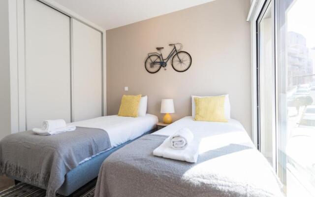 Alfama Lounge Three-Bedroom Apartment w/ River View and Parking - by LU Holidays