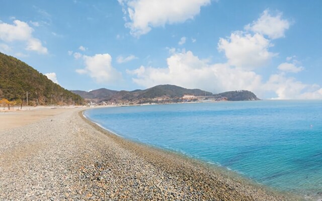 Geoje Beach Mongdol House Pension