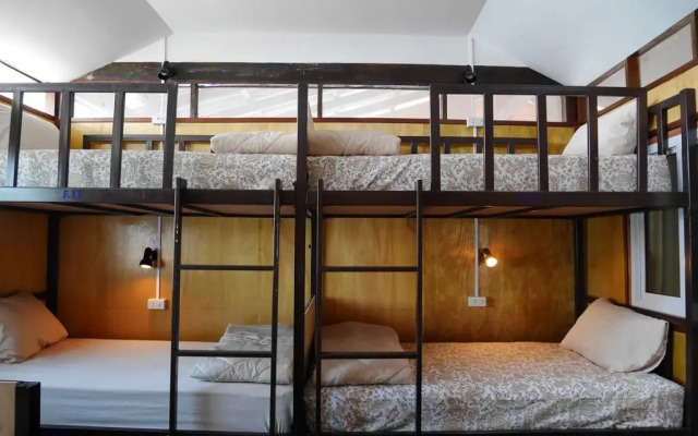 At Pier Hostel Lanta