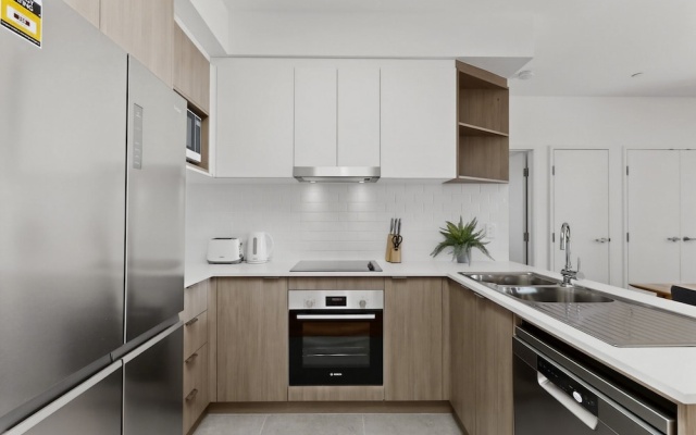 Spacious Newly 2 Bed Unit With Onsite Parking