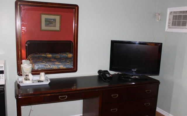 Colonial Motel