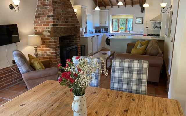 Brundish, Suffolk Barn, 2 Bed Idyllic 6 Acres