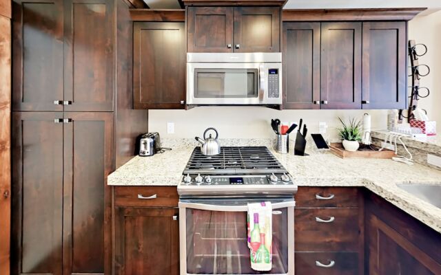 Well-Appointed Gem - 3 Br Townhouse