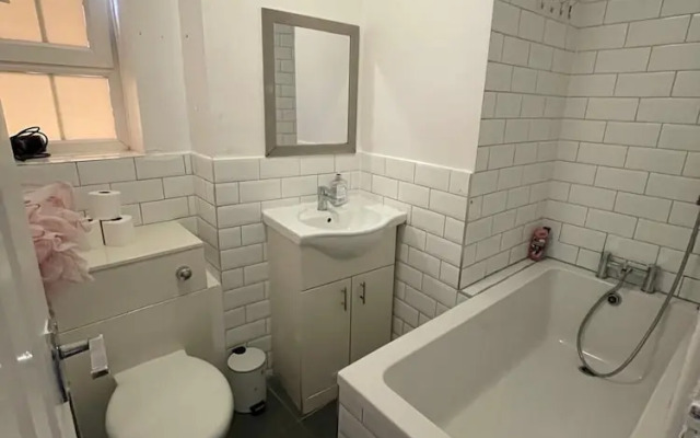 3 Bed Flat - Sleeps 6 - Parking - Wifi