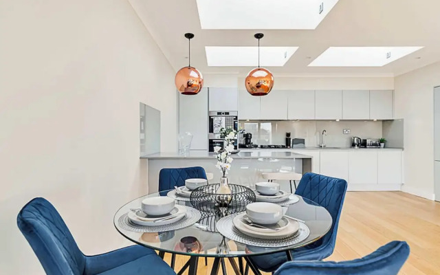 Penthouse Apartment In Brentford
