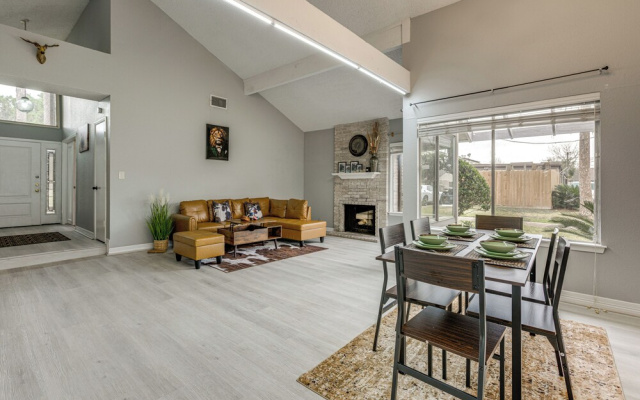 Quick Hwy Access: Family Retreat in Houston