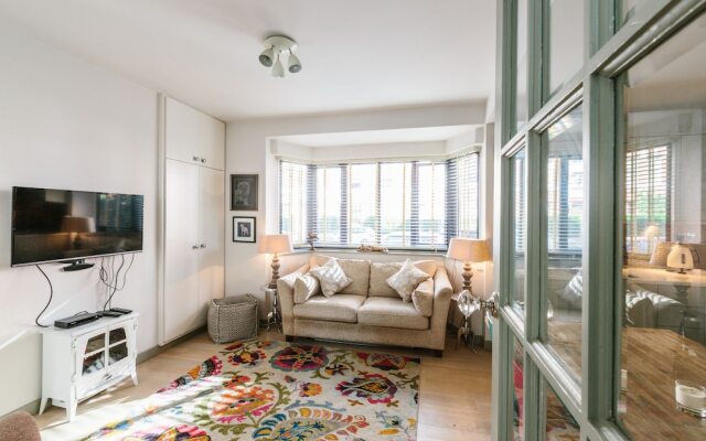 Bright and Charming Battersea Park Apartment