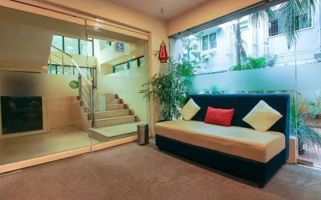 Capital O 68918 Sravya Grand Residency
